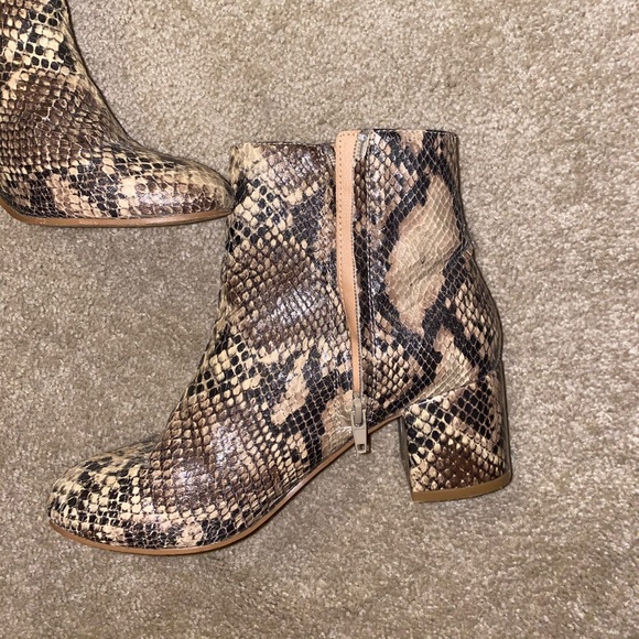 Urban outfitters snakeskin booties with heel - Picture 3 of 5